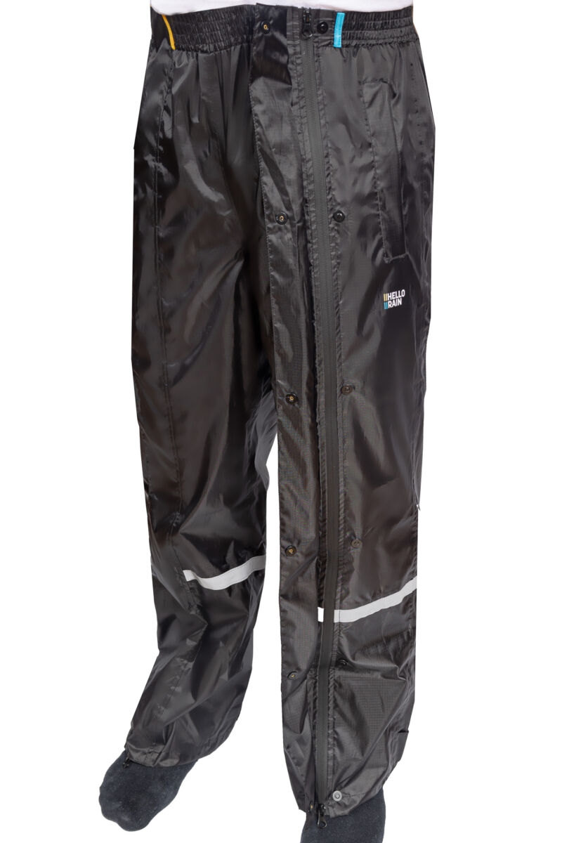 Hello Rain - innovatieve regenbroeken Foto van persoon die de budget regenbroek aanheeft en de innovatieve ritssluiting van Hello Rain zichtbaar houdt.