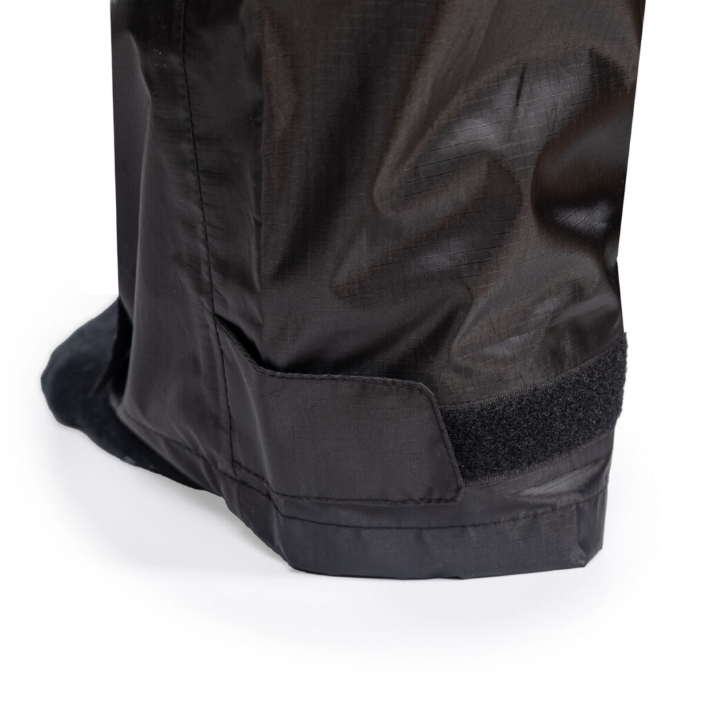 IMG_5323-Edit Close up klittenband aan broekspijp van de Hello Rain budget regenbroek