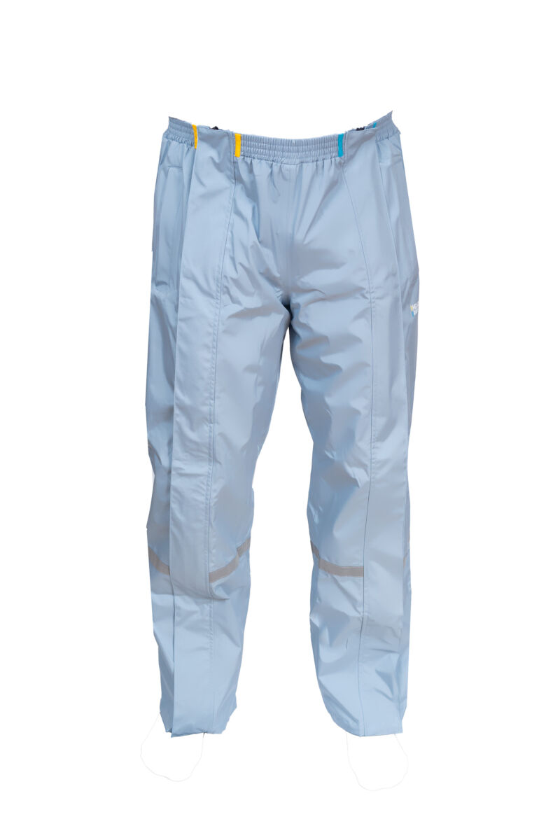 pearlbl.1 (3) Product afbeelding van licht blauwe premium regenbroek met zichtbaarheid op voorkant