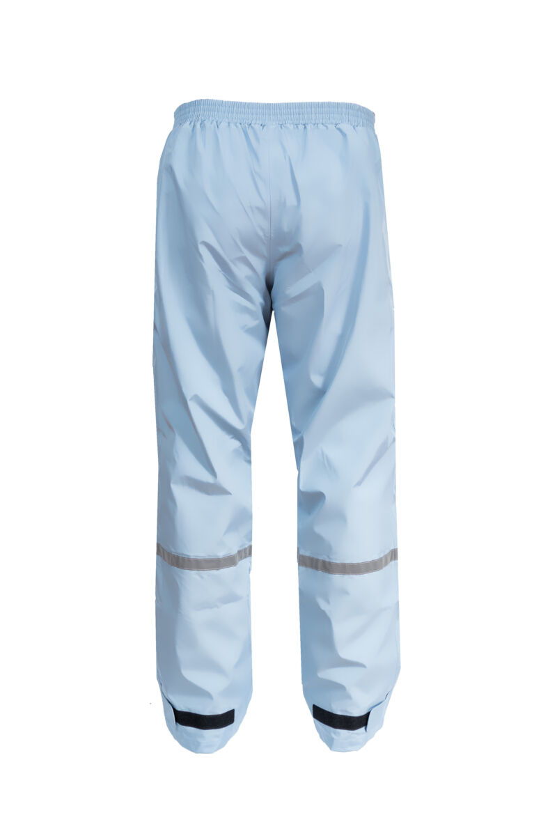 pearlbl.1 (4) Product afbeelding van licht blauwe premium regenbroek met zichtbaarheid op achterkant