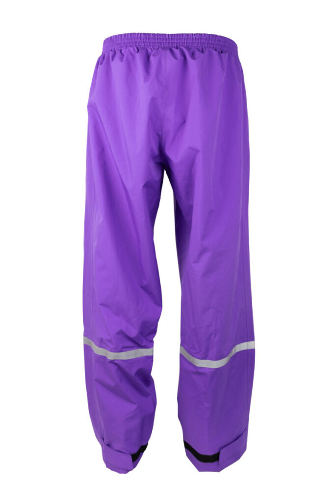 purpule3 Product afbeelding van paarse premium regenbroek met zichtbaarheid op achterkant