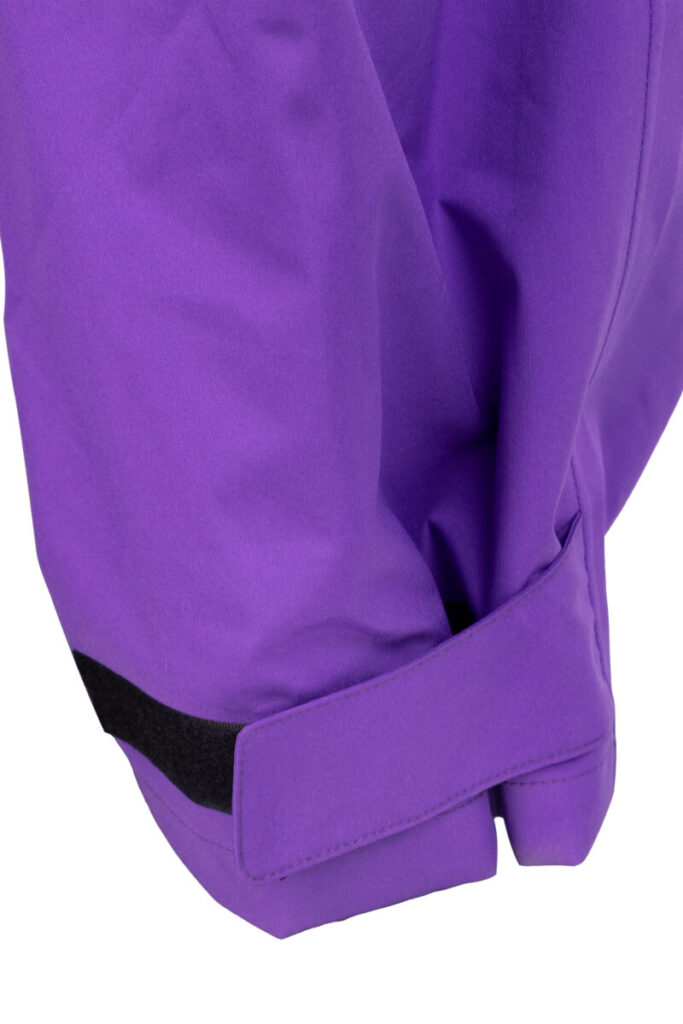 purpule6 Close-up van paarse premium regenbroek met zichtbaarheid op klittenband aan broekspijp.