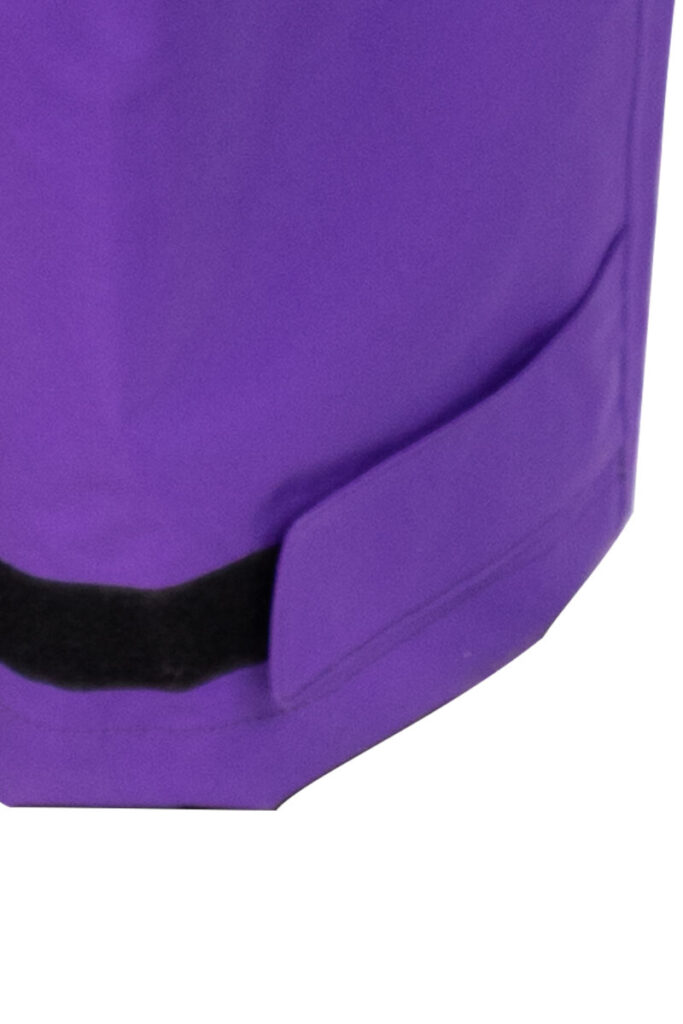 purpule7 Close-up van paarse premium regenbroek met zichtbaarheid op klittenband aan broekspijp.